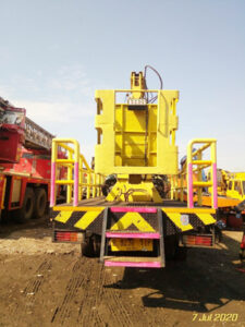 mobil crane 12 meter tampak belakang