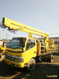 mobil crane 12 meter tampak depan
