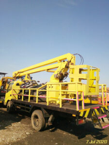 mobil crane 12 meter tampak samping