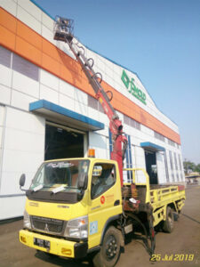rental mobil crane 14 meter gudang