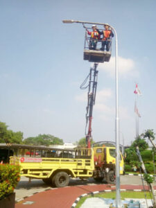 rental mobil crane 14 meter instalasi