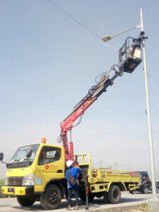 rental mobil crane 14 meter listrik