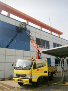 rental mobil crane 14 meter pabrik