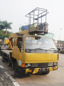 rental mobil crane 16 meter tampak depan