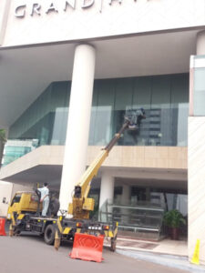 rental mobil crane 16 meter hotel