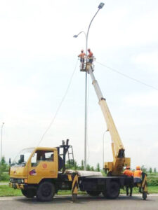 rental mobil crane 16 meter jalan raya