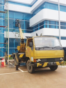 rental mobil crane 16 meter kaca gedung