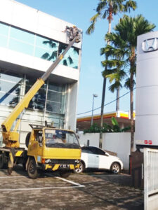 rental mobil crane 16 meter showroom