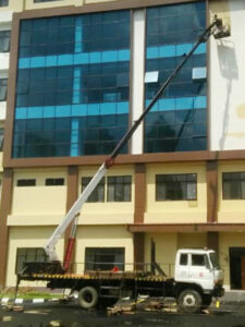 rental mobil crane 22 meter gedung