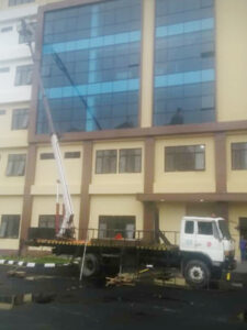 rental mobil crane 22 meter gedung 3