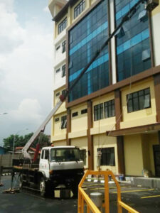 rental mobil crane 22 meter gedung 4