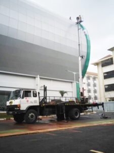 rental mobil crane 22 meter pabrik